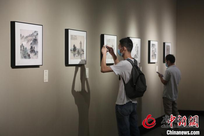 胡根天的画作吸引观众拍照 广东美术馆 供图